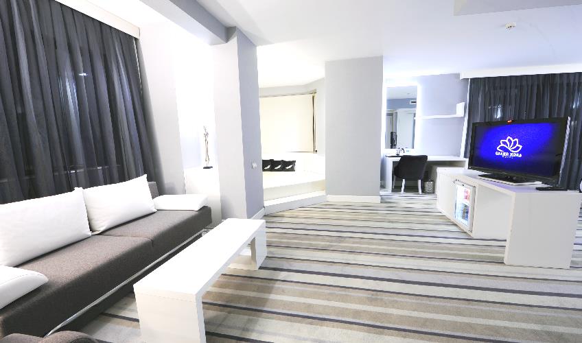 En fazla 2 yetişkin + 1 çocuk + 1 bebek (0-2 yaş) veya 1 yetişkin + 1 çocuk + 1 bebek (0-2 yaş).