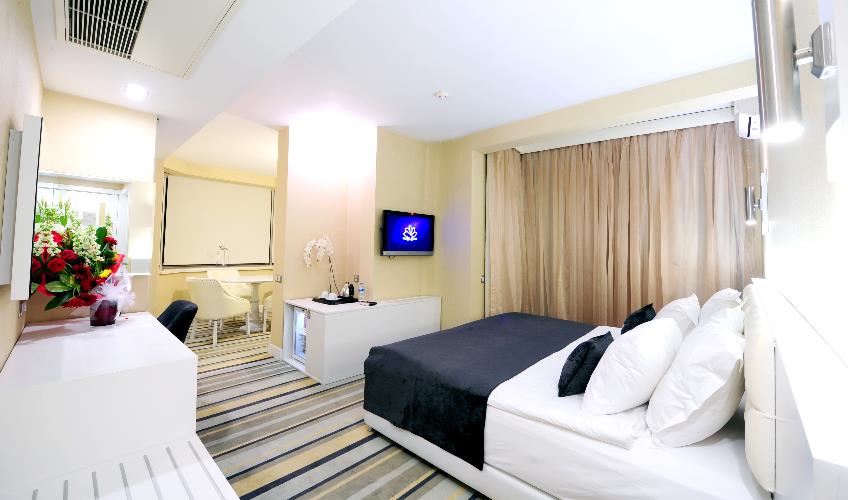 En fazla 2 yetişkin + 1 bebek (0-2 yaş) veya 1 yetişkin + 1 çocuk + 1 bebek (0-2 yaş).