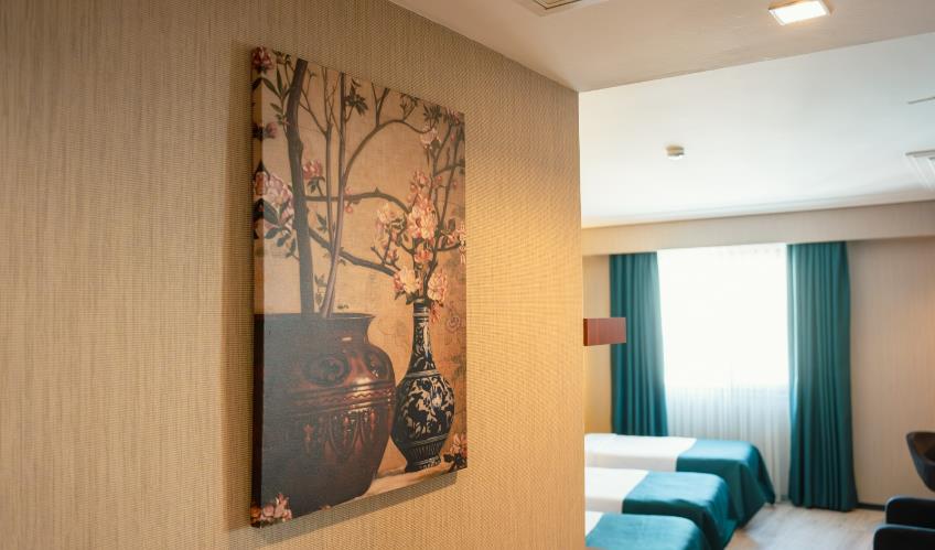 En fazla 3 yetişkin.