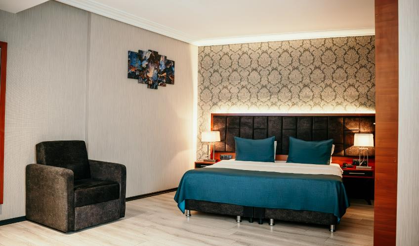 En fazla 2 yetişkin.