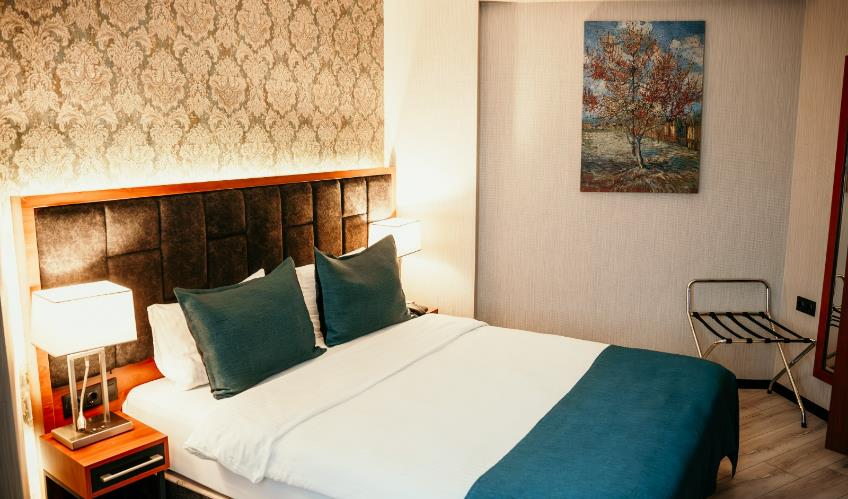 En az 4 yetişkin, En fazla 4 yetişkin.