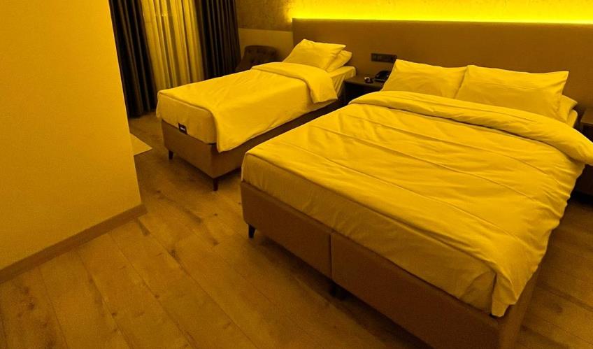 En fazla 3 yetişkin.