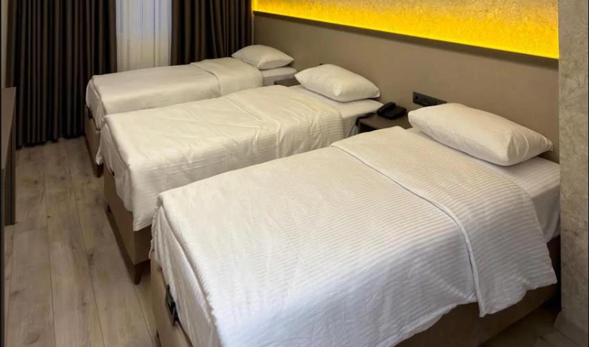 En fazla 3 yetişkin.