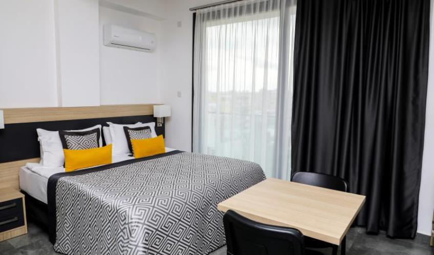 En fazla 2 yetişkin + 1 bebek (0-2 yaş).