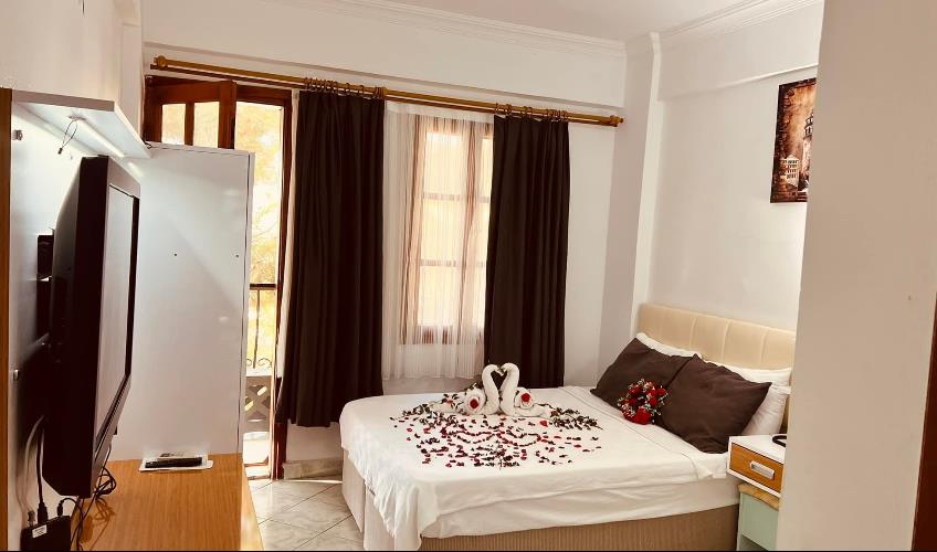 En fazla 2 yetişkin + 1 çocuk + 1 bebek (0-2 yaş) veya 1 yetişkin + 1 çocuk + 1 bebek (0-2 yaş).