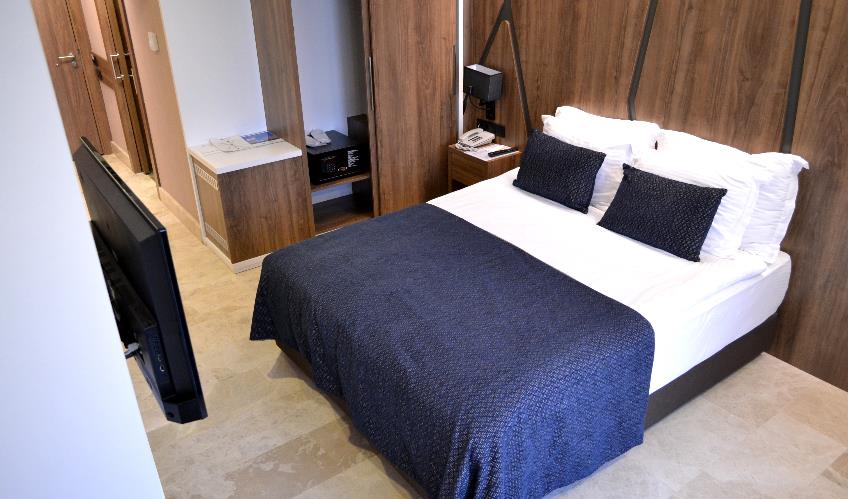 En fazla 2 yetişkin + 1 çocuk + 1 bebek (0-2 yaş) veya 1 yetişkin + 2 çocuk + 1 bebek (0-2 yaş).