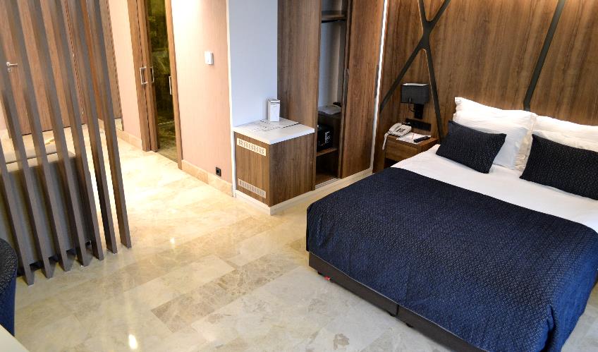 En fazla 3 yetişkin + 1 çocuk + 1 bebek (0-2 yaş) veya 2 yetişkin + 2 çocuk + 1 bebek (0-2 yaş).