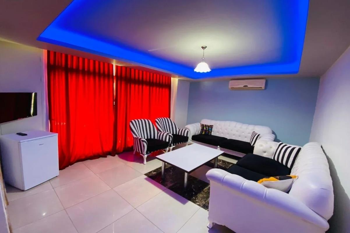 En az 2 yetişkin, En fazla 4 yetişkin + 1 çocuk veya 3 yetişkin + 1 çocuk.