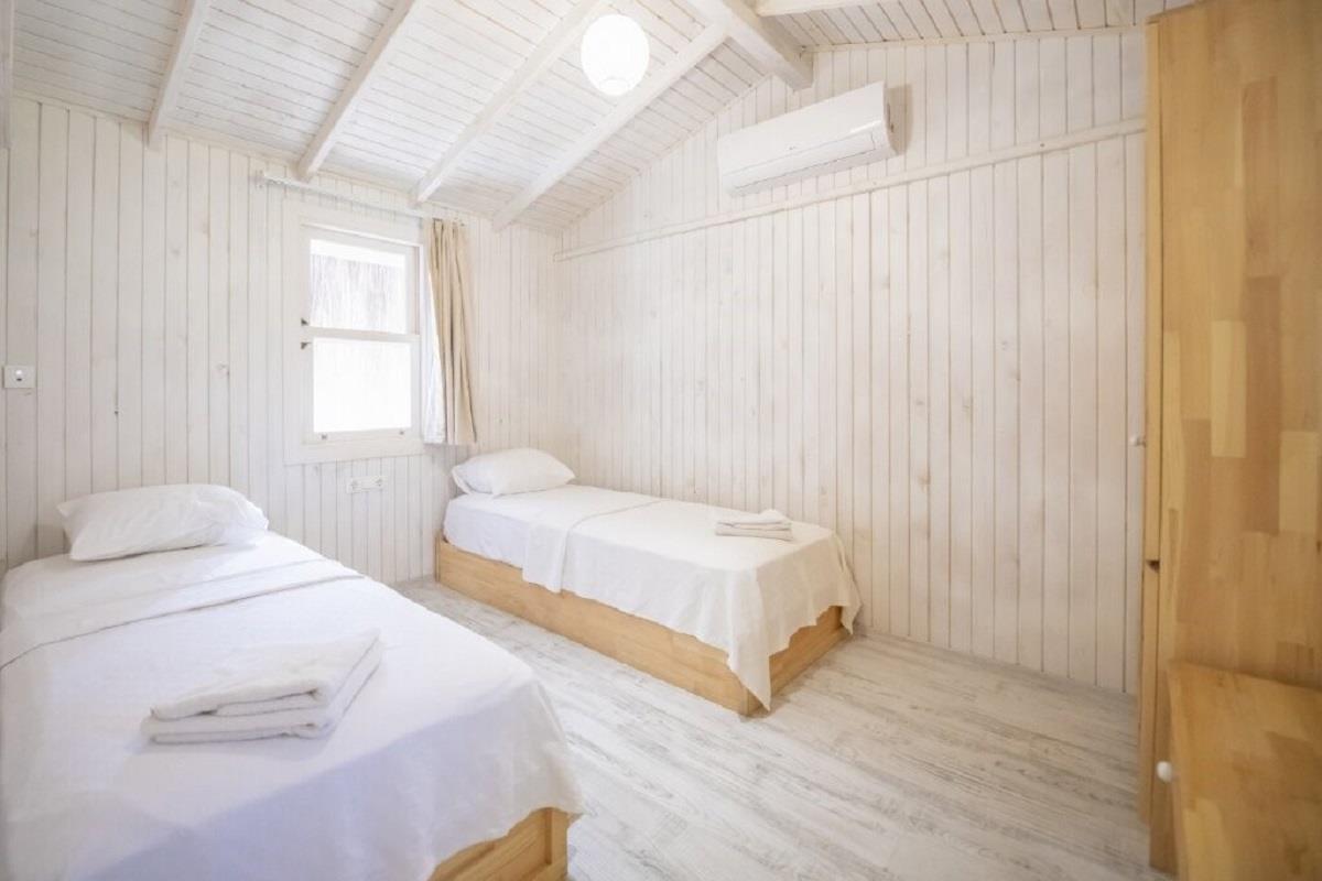 En az 2 yetişkin, En fazla 4 yetişkin veya 3 yetişkin + 1 çocuk.