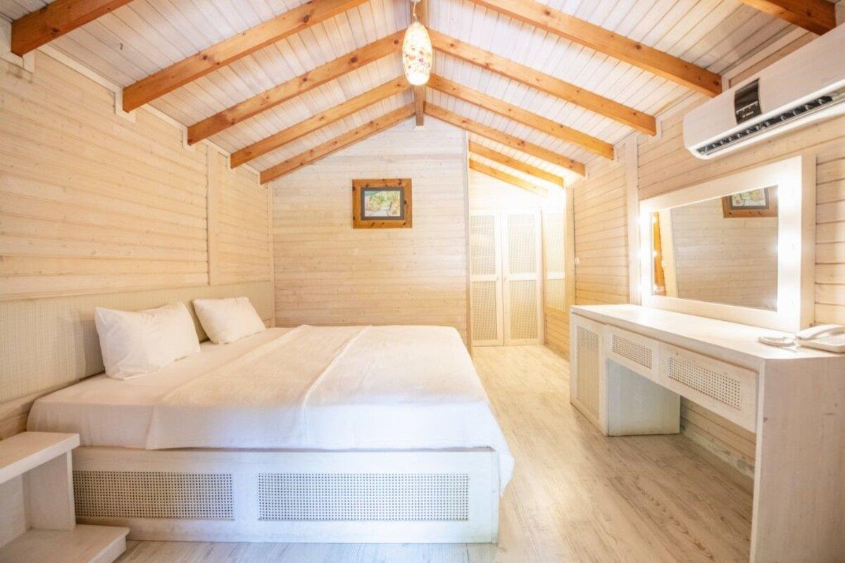 En fazla 3 yetişkin veya 2 yetişkin + 1 çocuk.