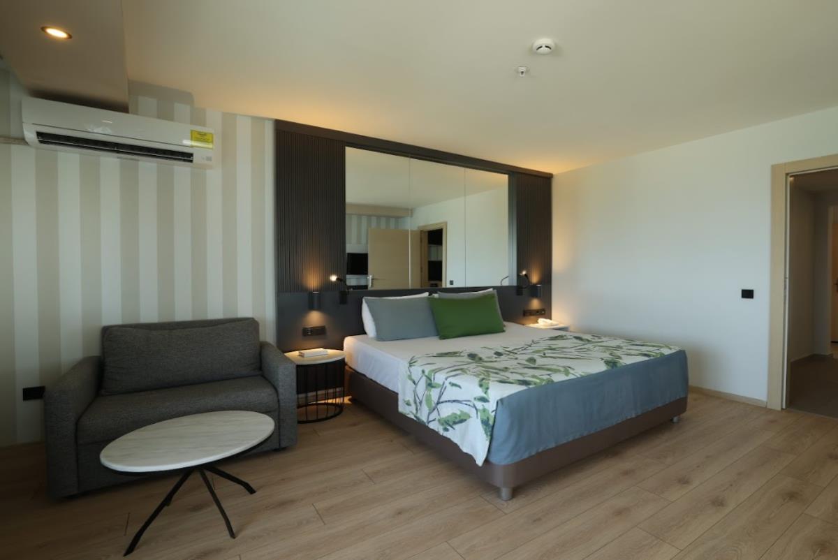 En fazla 3 yetişkin veya 2 yetişkin + 1 çocuk.