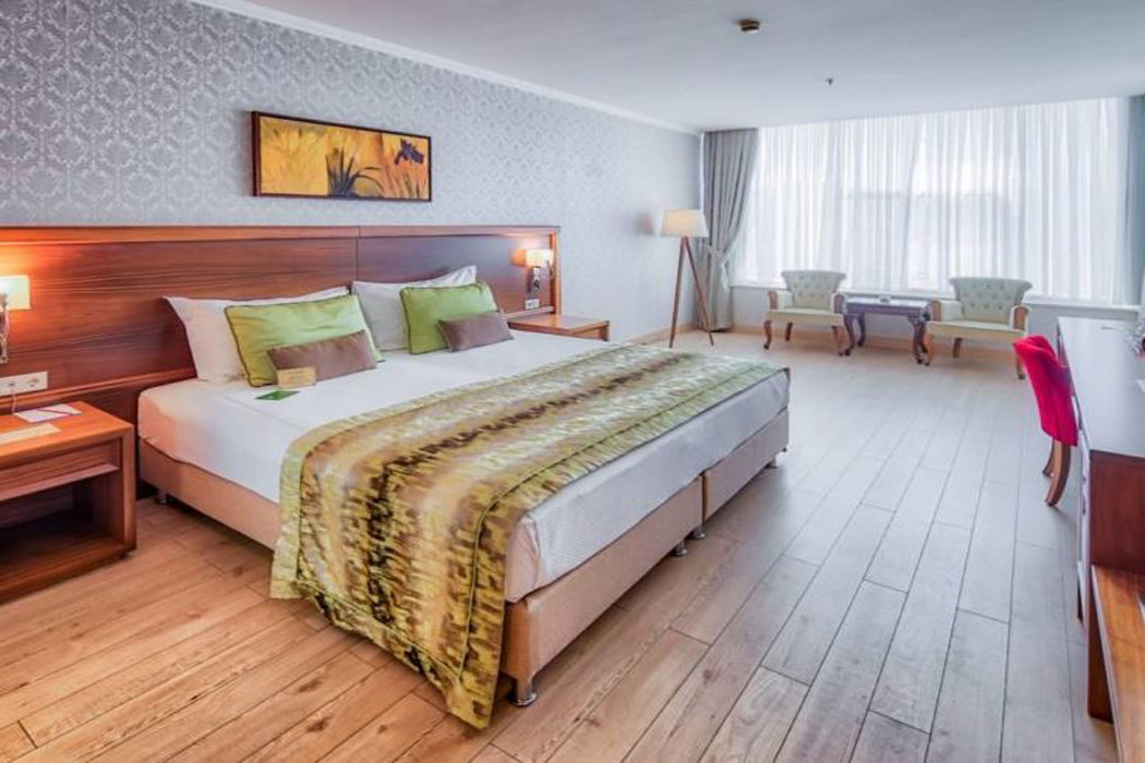 En fazla 3 yetişkin.