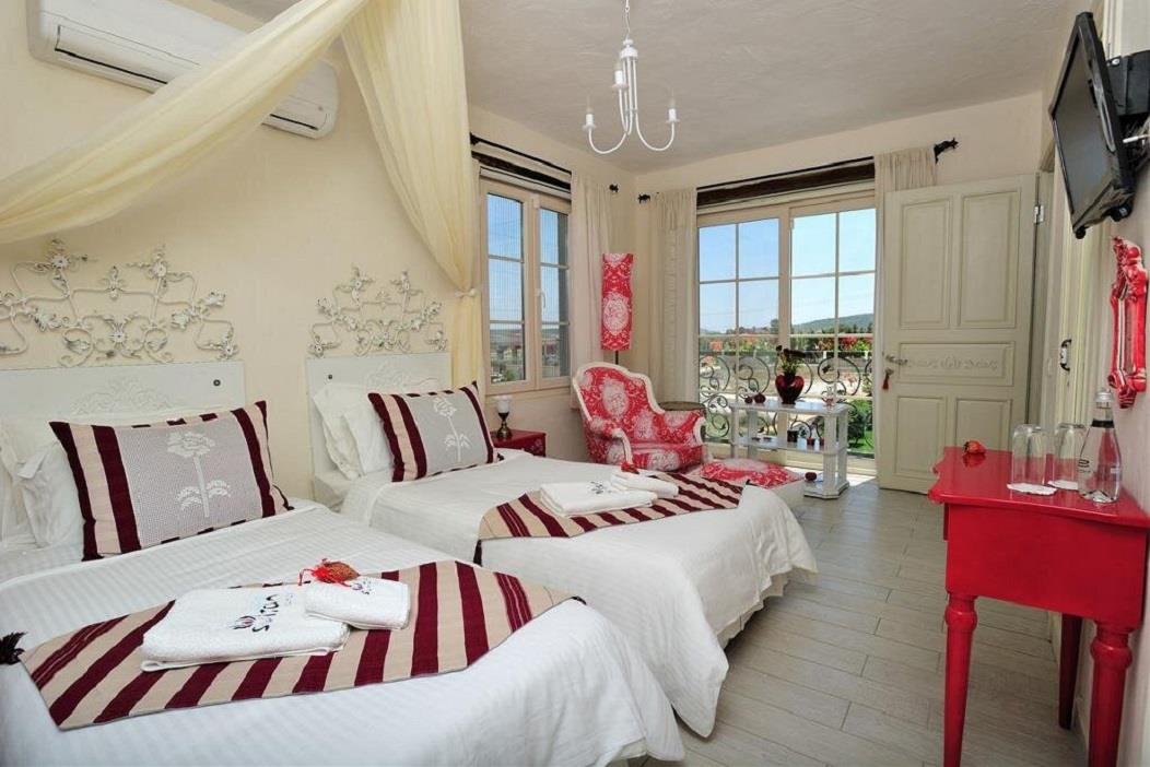 En fazla 2 yetişkin + 1 bebek (0-2 yaş).