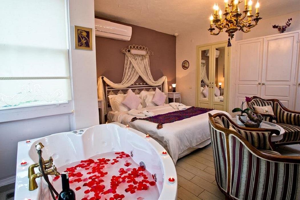 En fazla 2 yetişkin + 1 bebek (0-2 yaş).