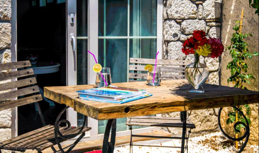 En fazla 2 yetişkin + 1 bebek (0-2 yaş).