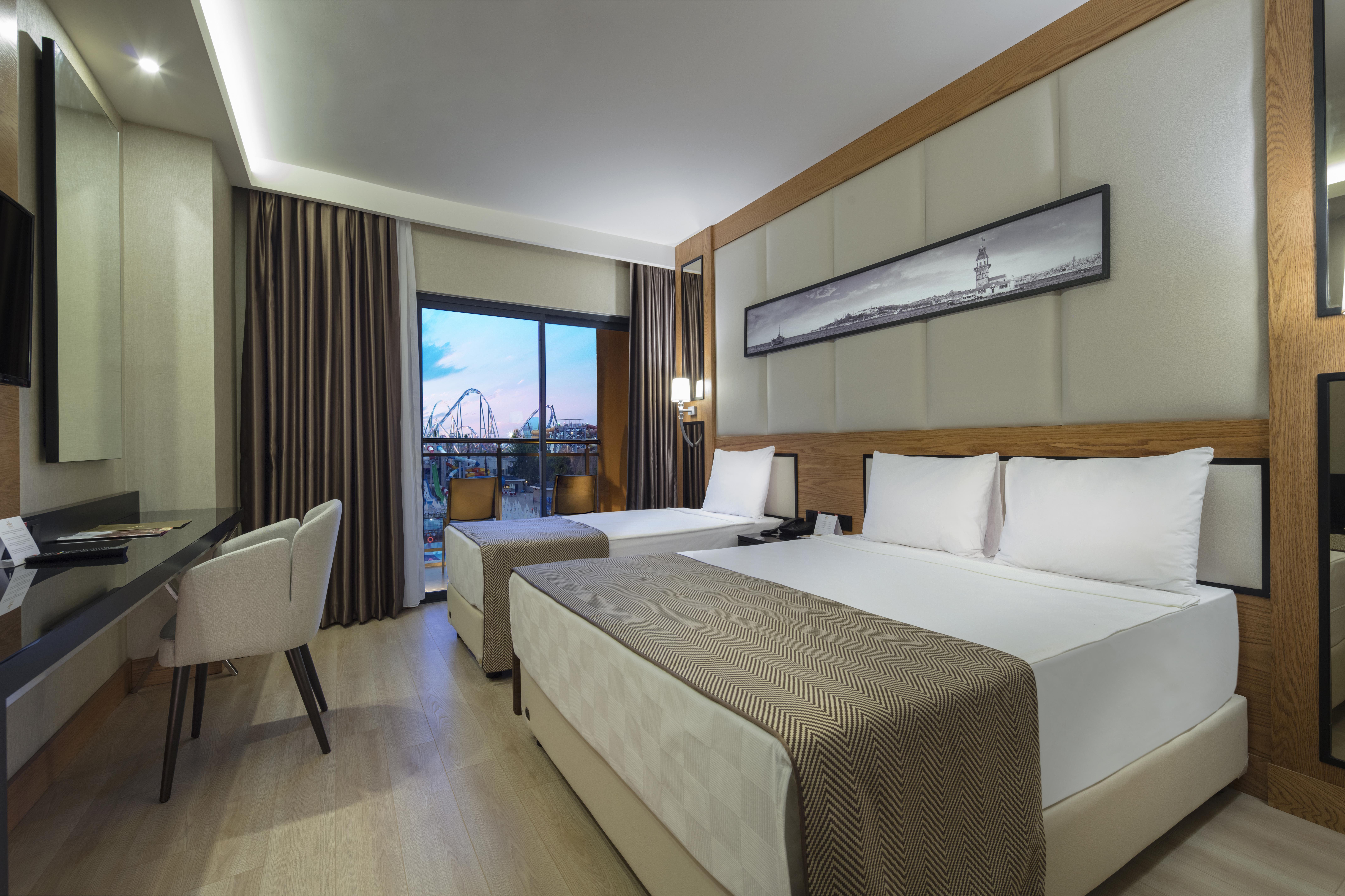 En fazla 3 yetişkin + 1 bebek (0-2 yaş) veya 2 yetişkin + 1 çocuk + 1 bebek (0-2 yaş).