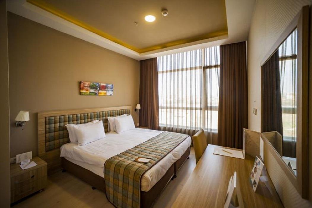 En fazla 2 yetişkin.