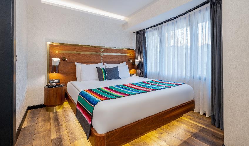 En fazla 3 yetişkin.