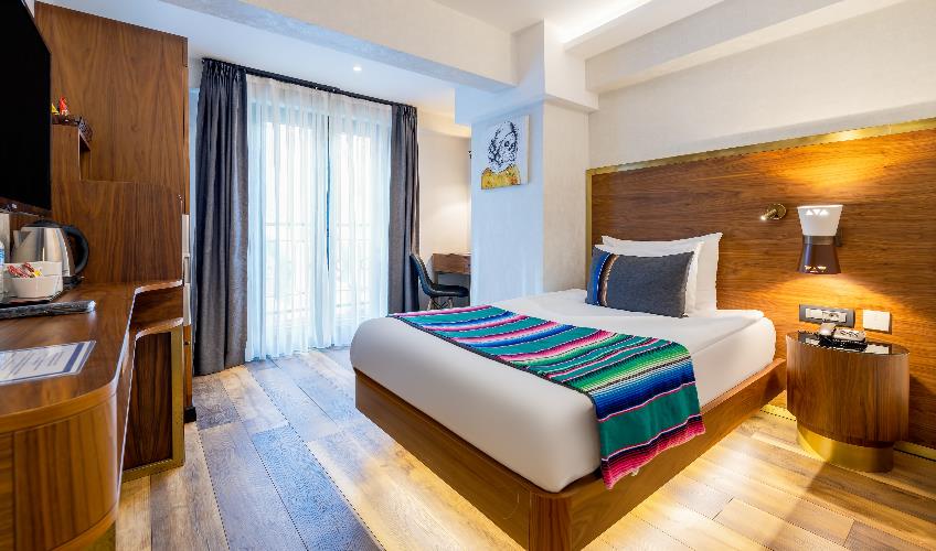 En fazla 1 yetişkin.