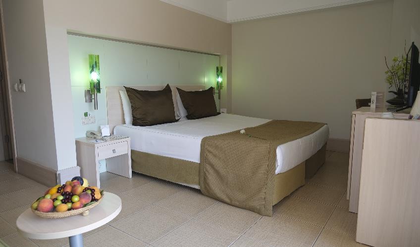 En fazla 2 yetişkin + 1 çocuk + 1 bebek (0-2 yaş) veya 1 yetişkin + 2 çocuk + 1 bebek (0-2 yaş).