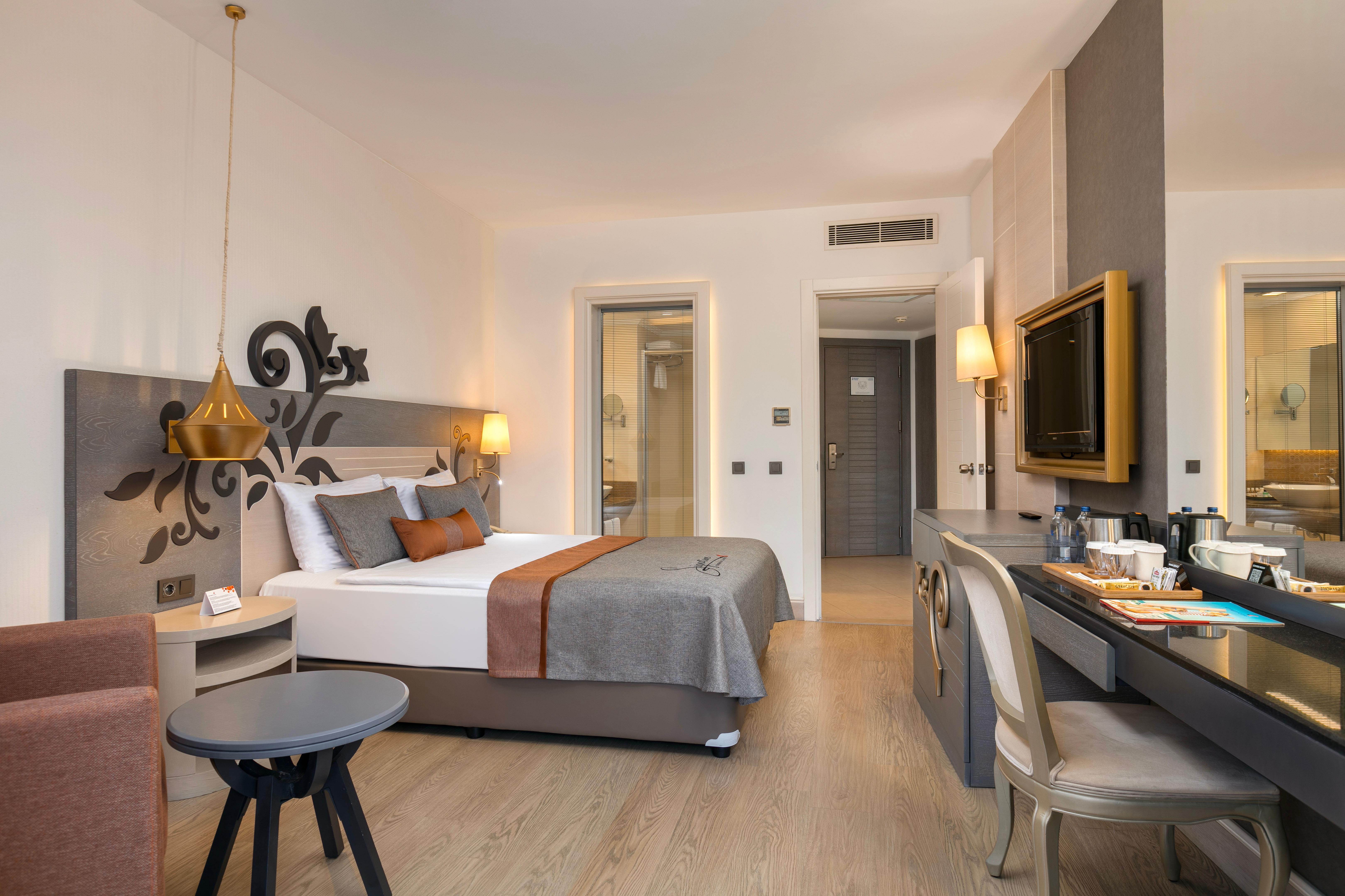 En az 3 yetişkin, En fazla 4 yetişkin + 1 çocuk veya 3 yetişkin + 2 çocuk.