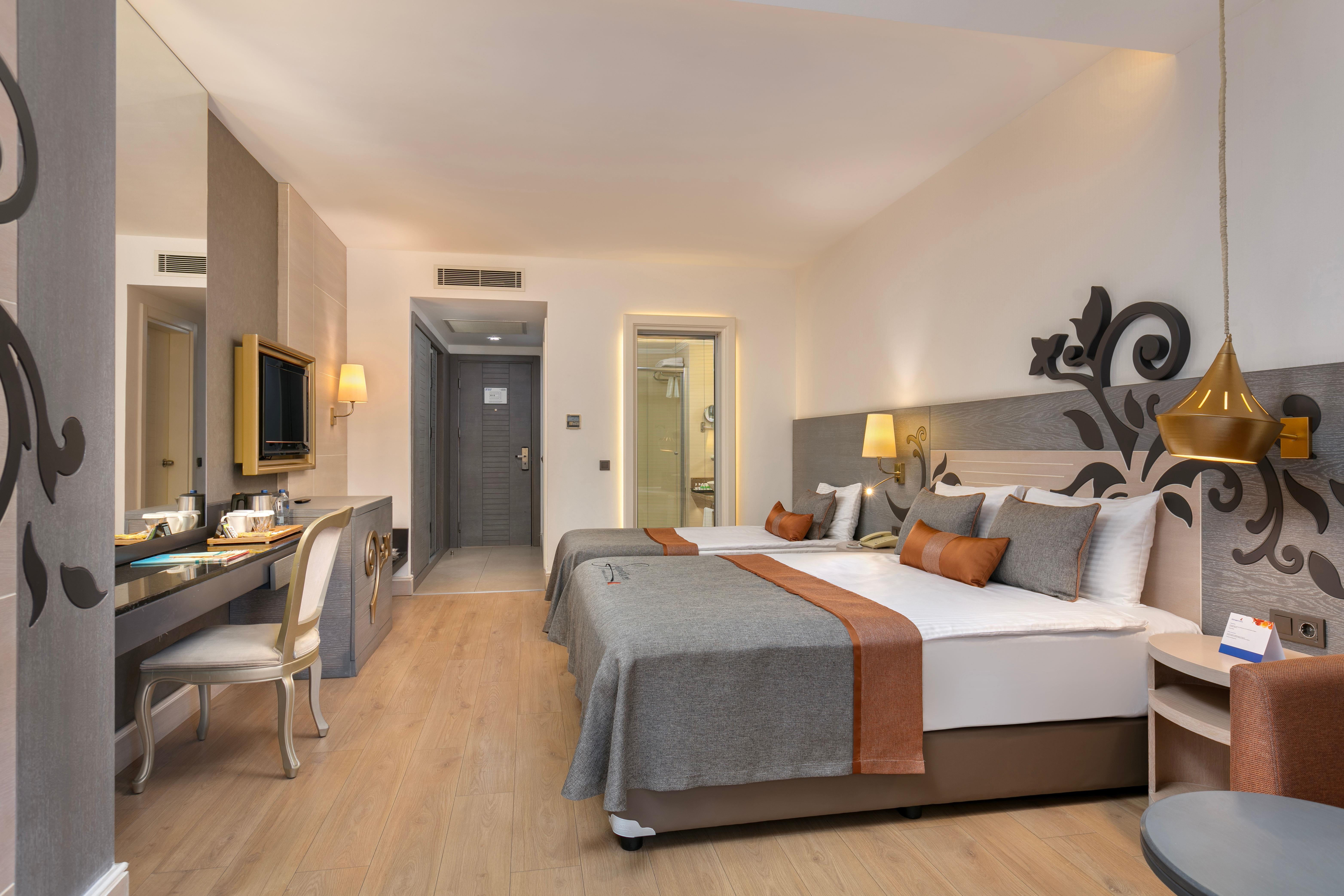 En fazla 3 yetişkin + 1 bebek (0-2 yaş) veya 2 yetişkin + 1 çocuk + 1 bebek (0-2 yaş).