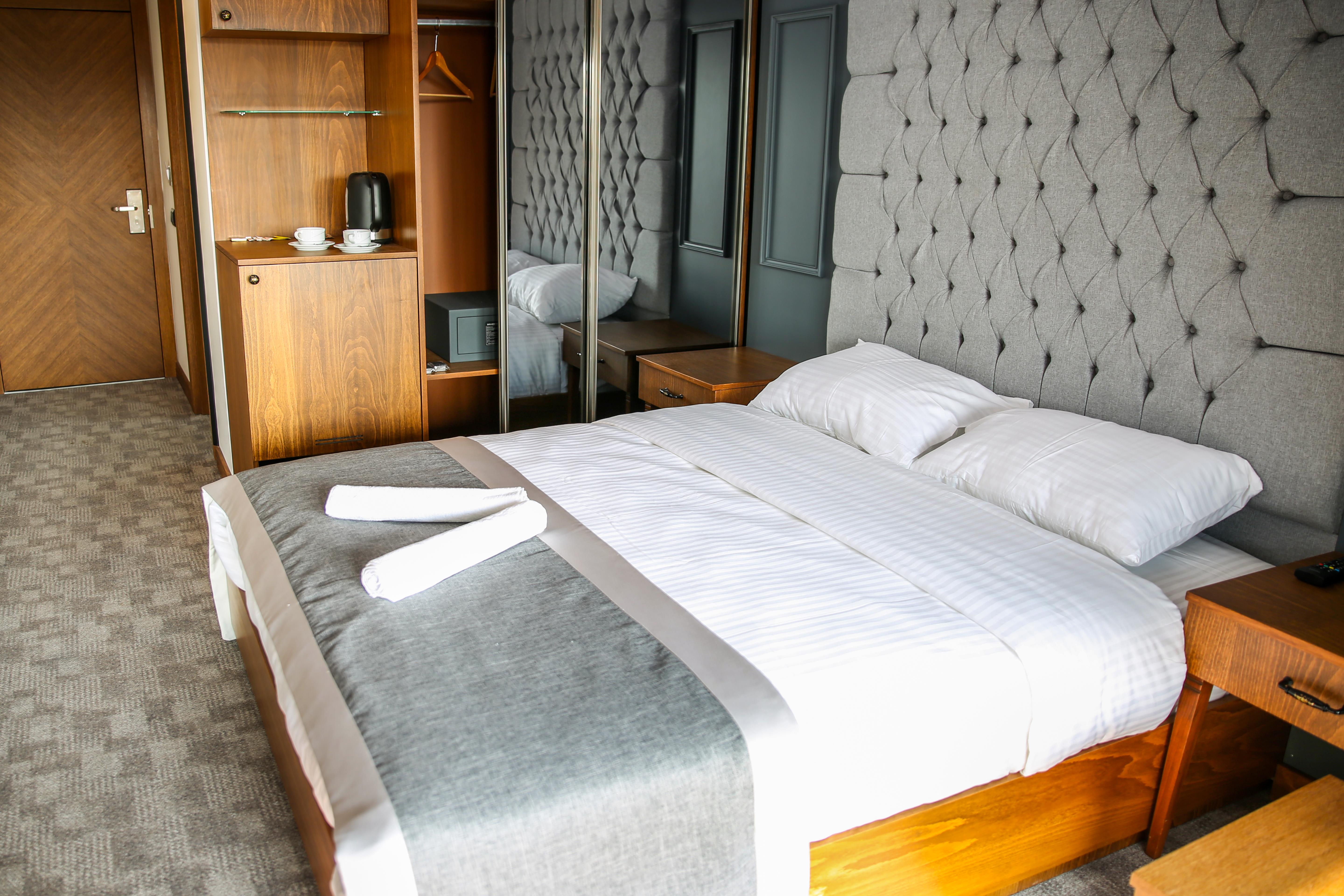 En fazla 2 yetişkin + 1 bebek (0-2 yaş).