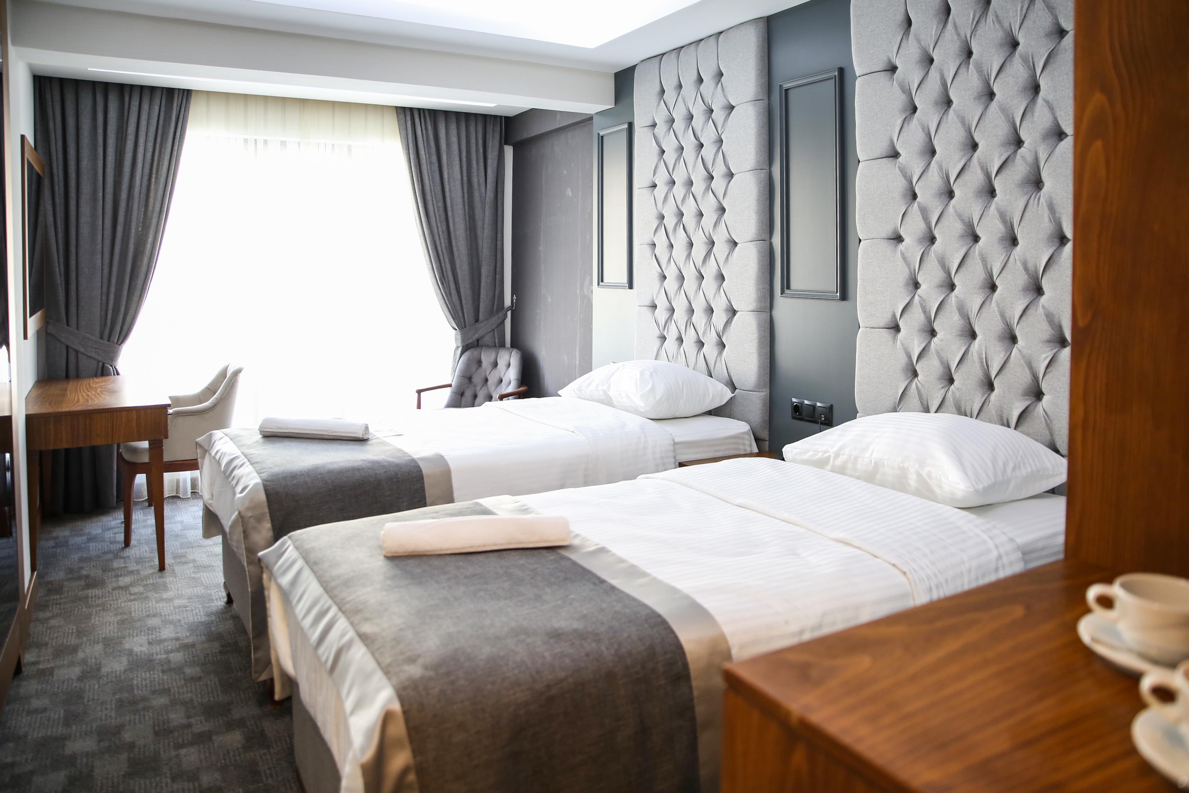 En fazla 2 yetişkin + 1 bebek (0-2 yaş).