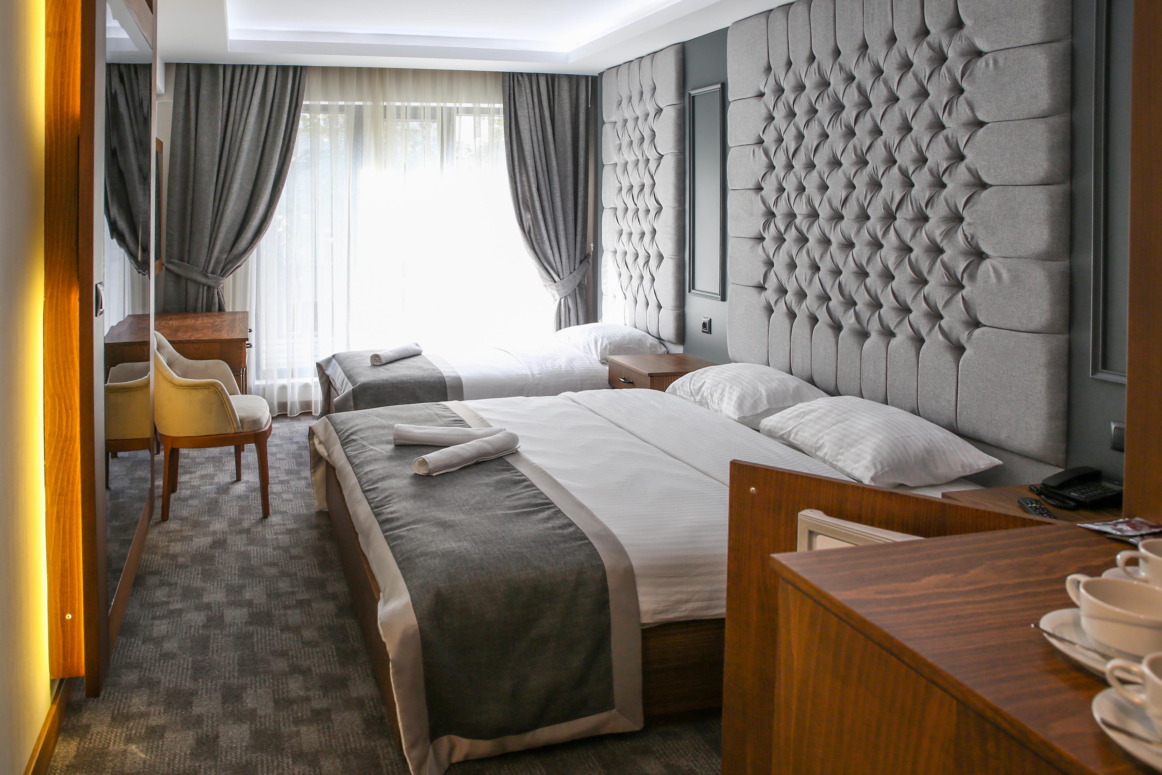 En fazla 2 yetişkin + 1 çocuk + 1 bebek (0-2 yaş) veya 1 yetişkin + 1 çocuk + 1 bebek (0-2 yaş).