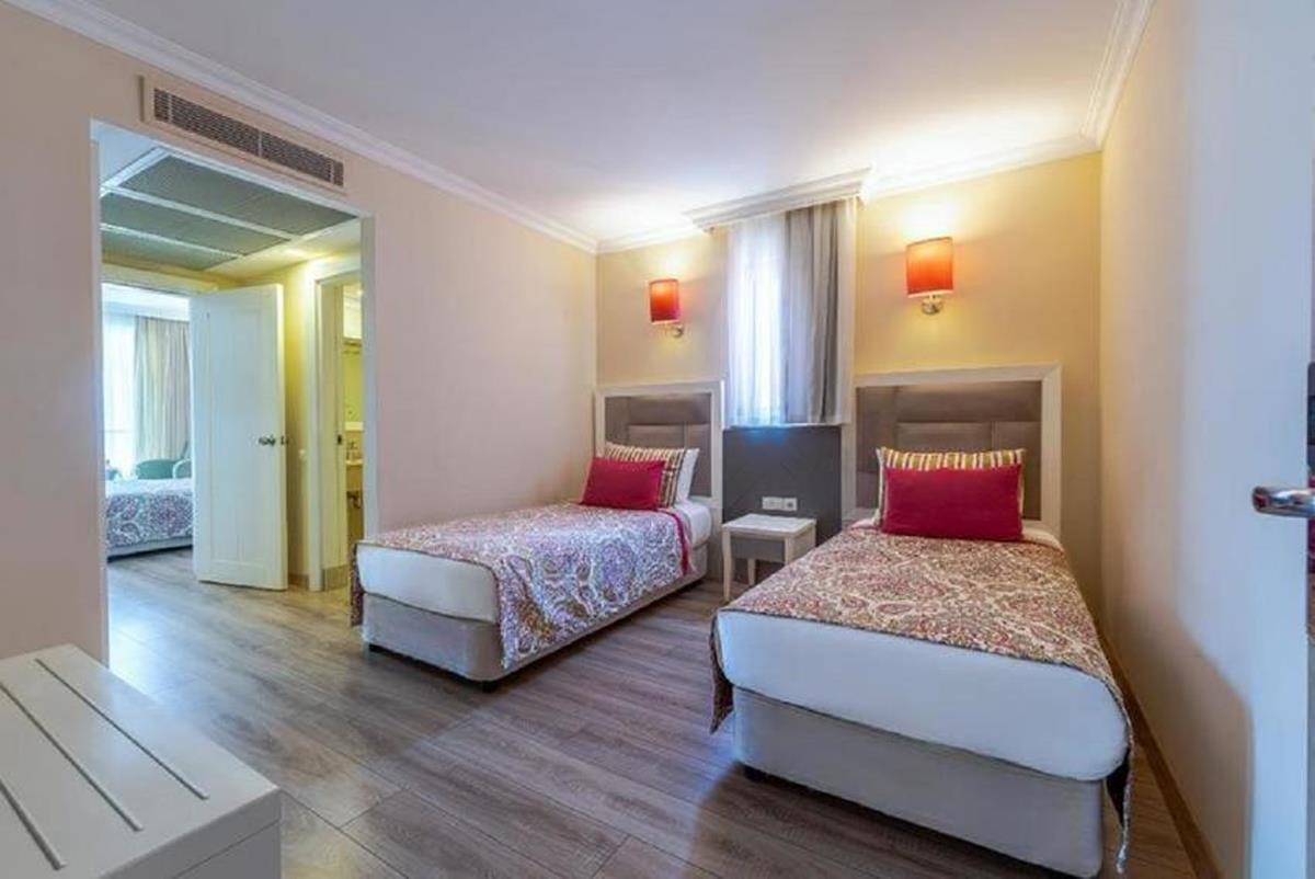 En az 2 yetişkin, En fazla 4 yetişkin.