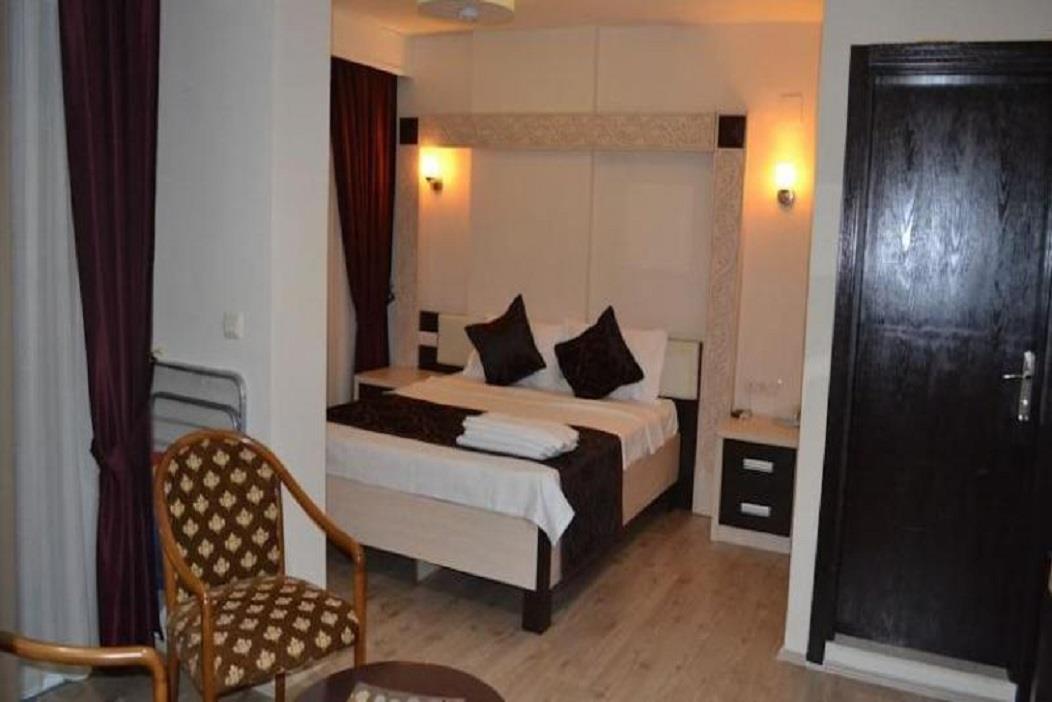 En fazla 3 yetişkin + 1 çocuk veya 2 yetişkin + 1 çocuk.