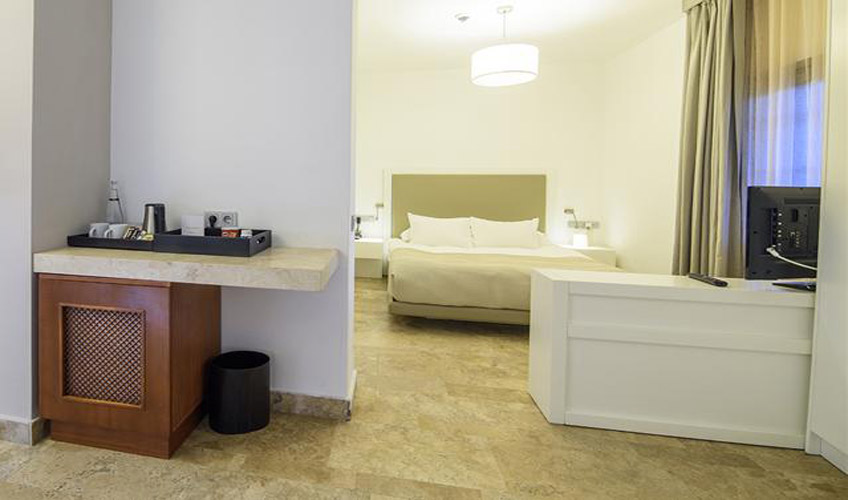 En fazla 3 yetişkin + 1 bebek (0-2 yaş).