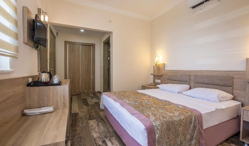 En fazla 3 yetişkin + 1 bebek (0-2 yaş) veya 2 yetişkin + 1 çocuk + 1 bebek (0-2 yaş).