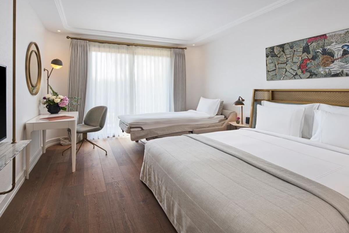 En fazla 3 yetişkin.