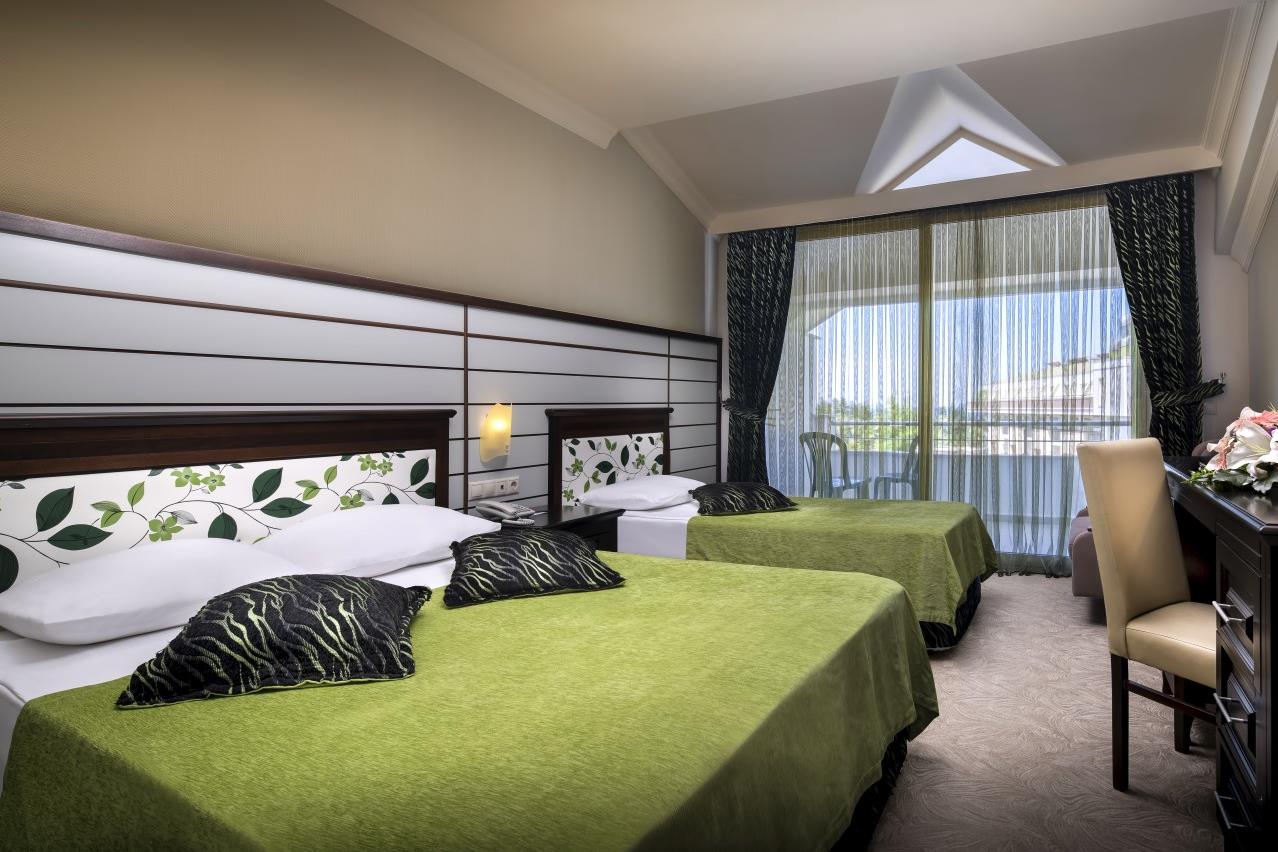 En fazla 2 yetişkin + 1 çocuk veya 1 yetişkin + 1 çocuk.