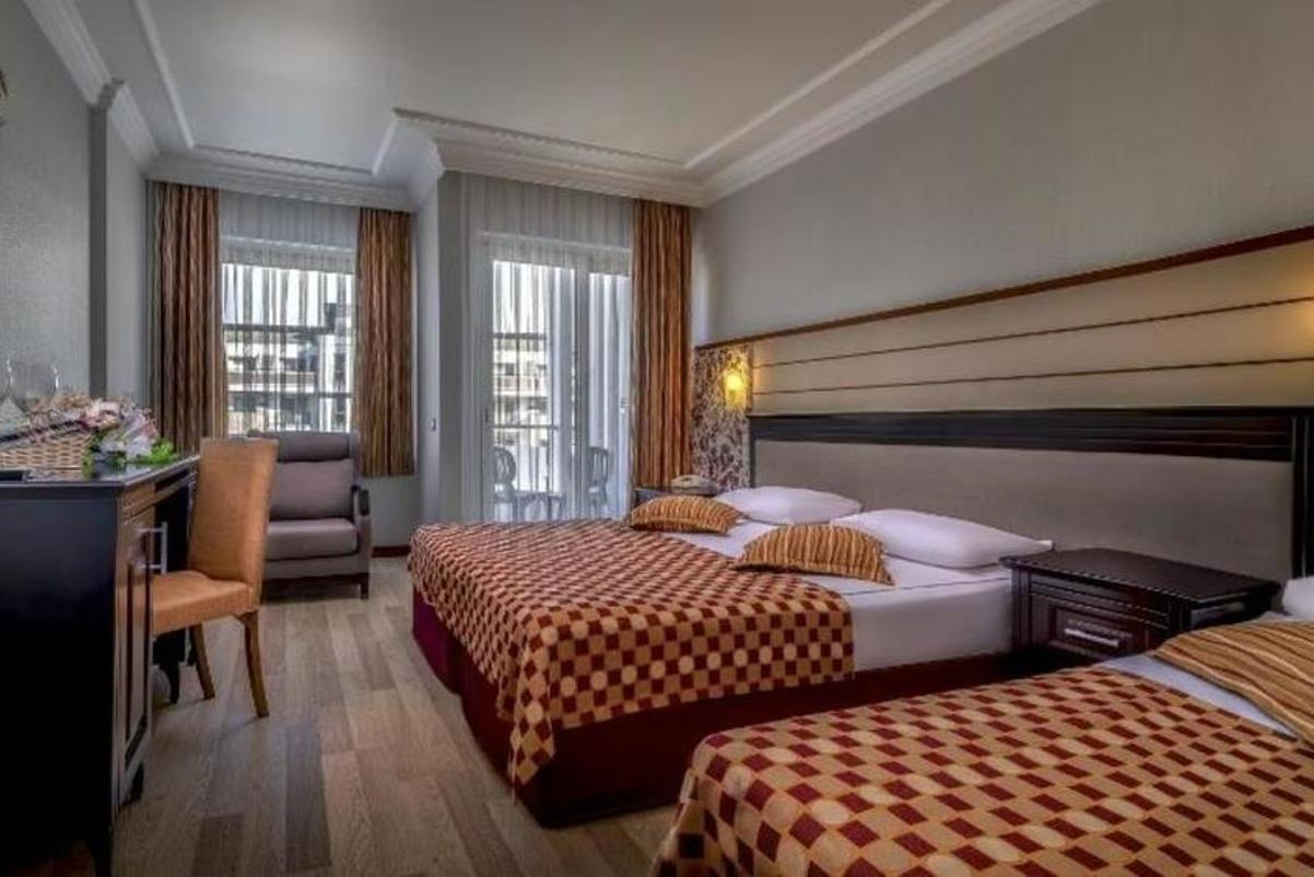 En az 4 yetişkin, En fazla 4 yetişkin + 1 çocuk.