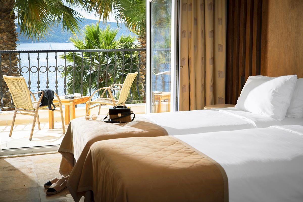 En fazla 3 yetişkin.