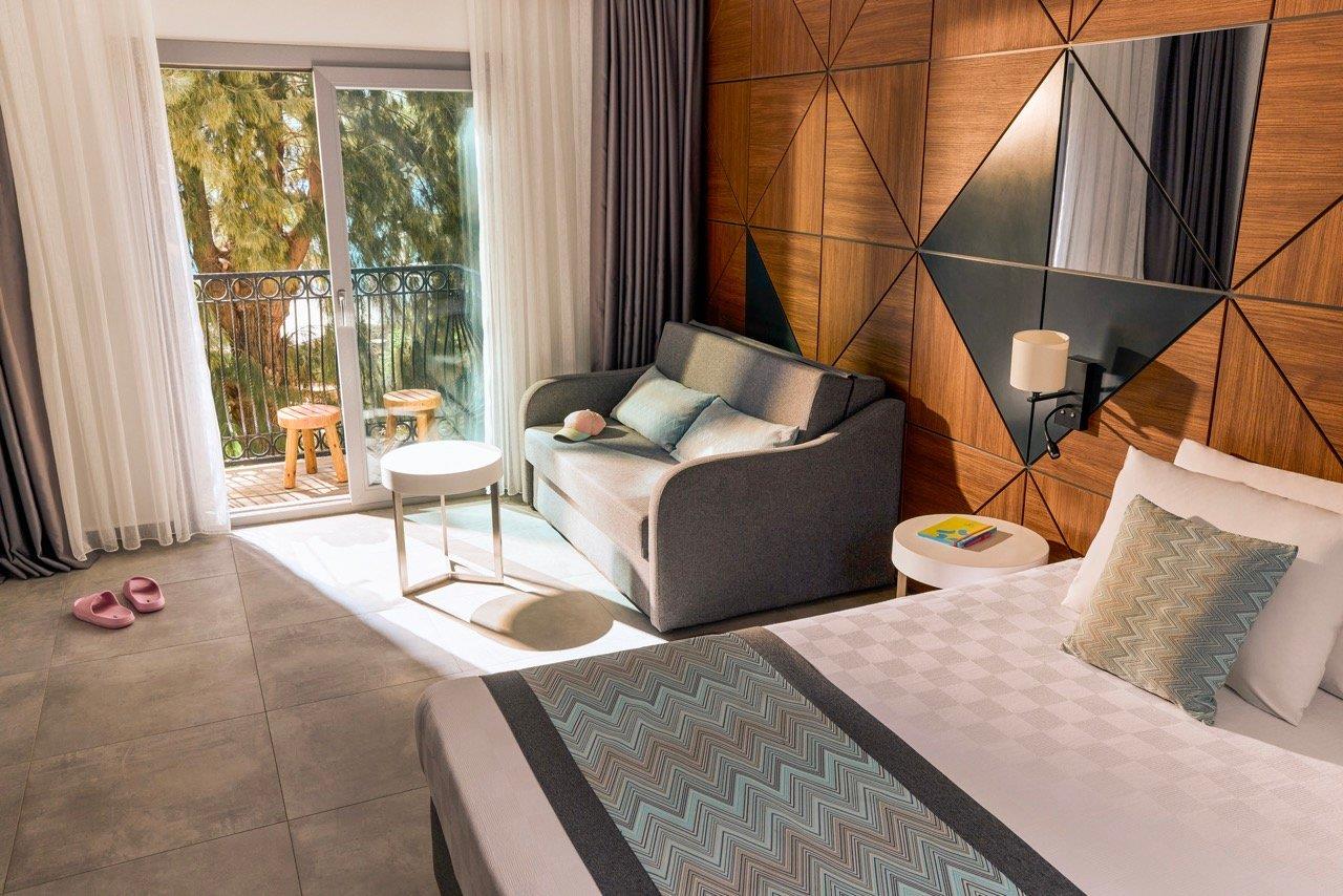 En fazla 3 yetişkin.