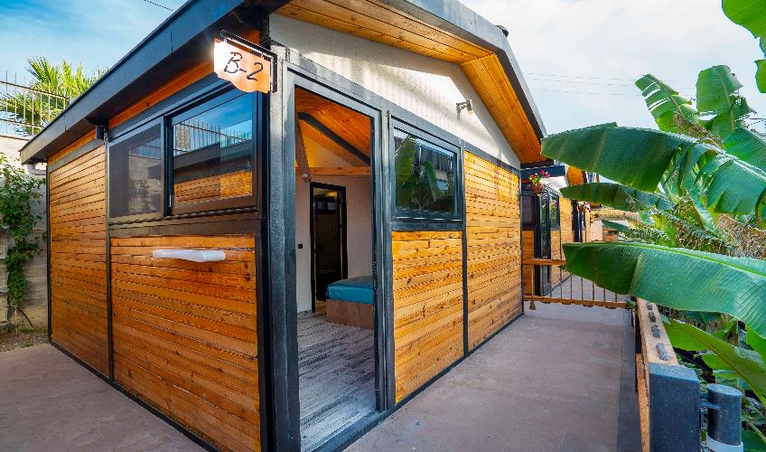 En fazla 3 yetişkin + 1 bebek (0-2 yaş) veya 2 yetişkin + 1 çocuk + 1 bebek (0-2 yaş).