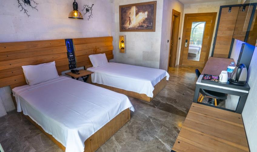 En fazla 2 yetişkin + 1 bebek (0-2 yaş) veya 1 yetişkin + 1 çocuk + 1 bebek (0-2 yaş).