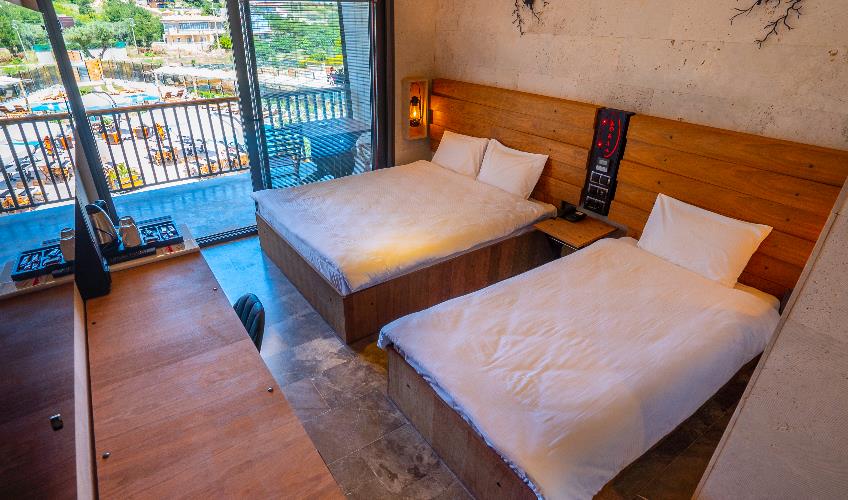 En fazla 3 yetişkin + 1 bebek (0-2 yaş) veya 2 yetişkin + 1 çocuk + 1 bebek (0-2 yaş).