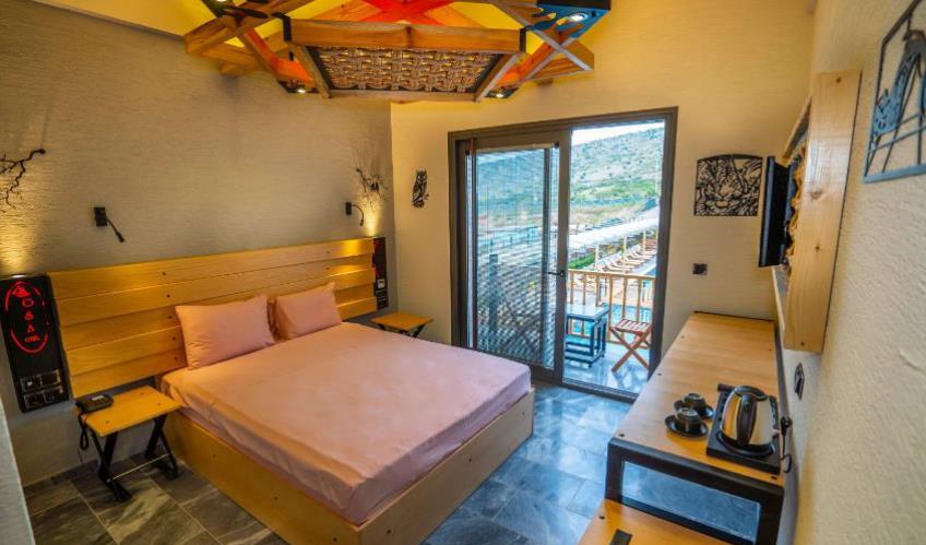 En fazla 3 yetişkin + 1 bebek (0-2 yaş).