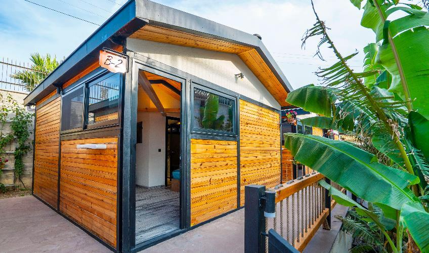 En fazla 3 yetişkin + 1 çocuk + 1 bebek (0-2 yaş) veya 2 yetişkin + 1 çocuk + 1 bebek (0-2 yaş).