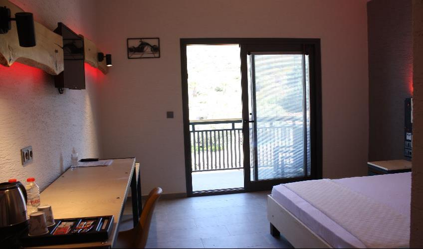 En fazla 2 yetişkin + 1 bebek (0-2 yaş).