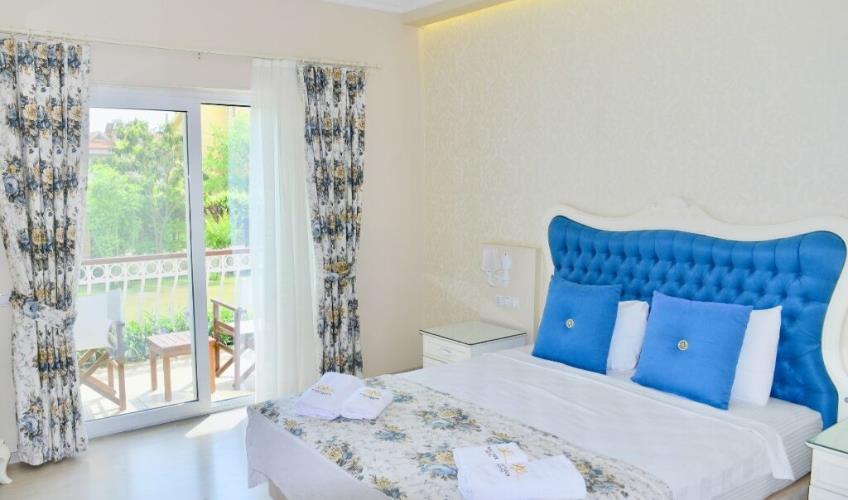 En fazla 2 yetişkin + 1 bebek (0-2 yaş).