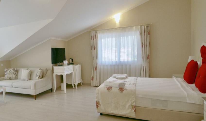 En fazla 2 yetişkin + 1 bebek (0-2 yaş).