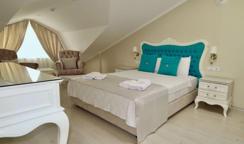 En fazla 3 yetişkin + 1 bebek (0-2 yaş).