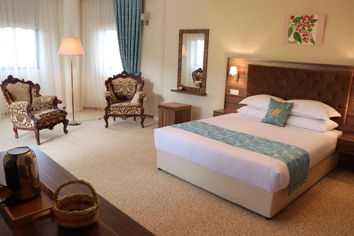 En fazla 3 yetişkin veya 2 yetişkin + 1 çocuk.