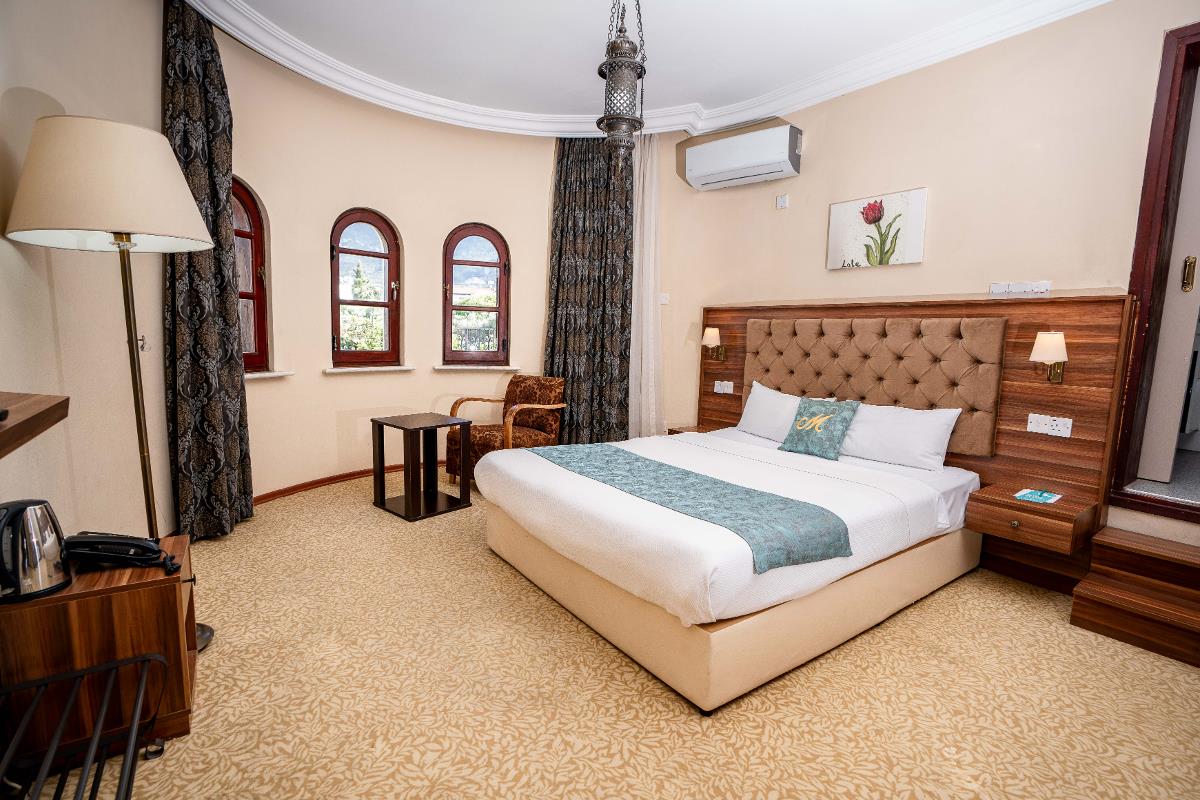 En fazla 2 yetişkin.