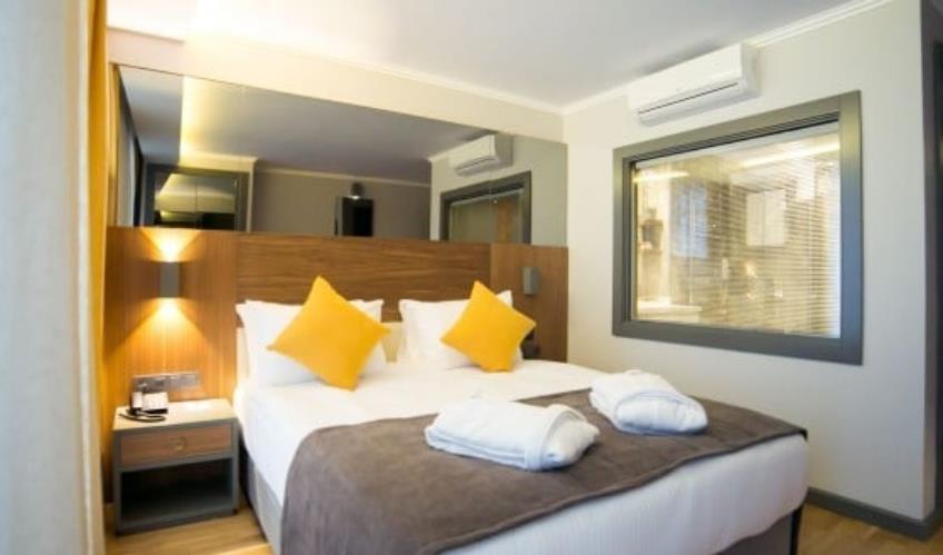 En fazla 2 yetişkin + 1 bebek (0-2 yaş).